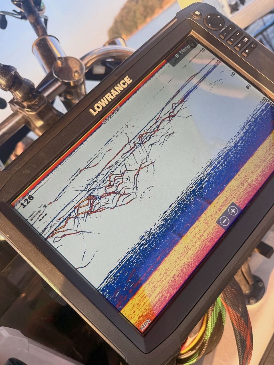 Lake Lanier Striper Fishing Report – October 19, 2026 Striped bass and bait marks on a Lake Lanier fish finder