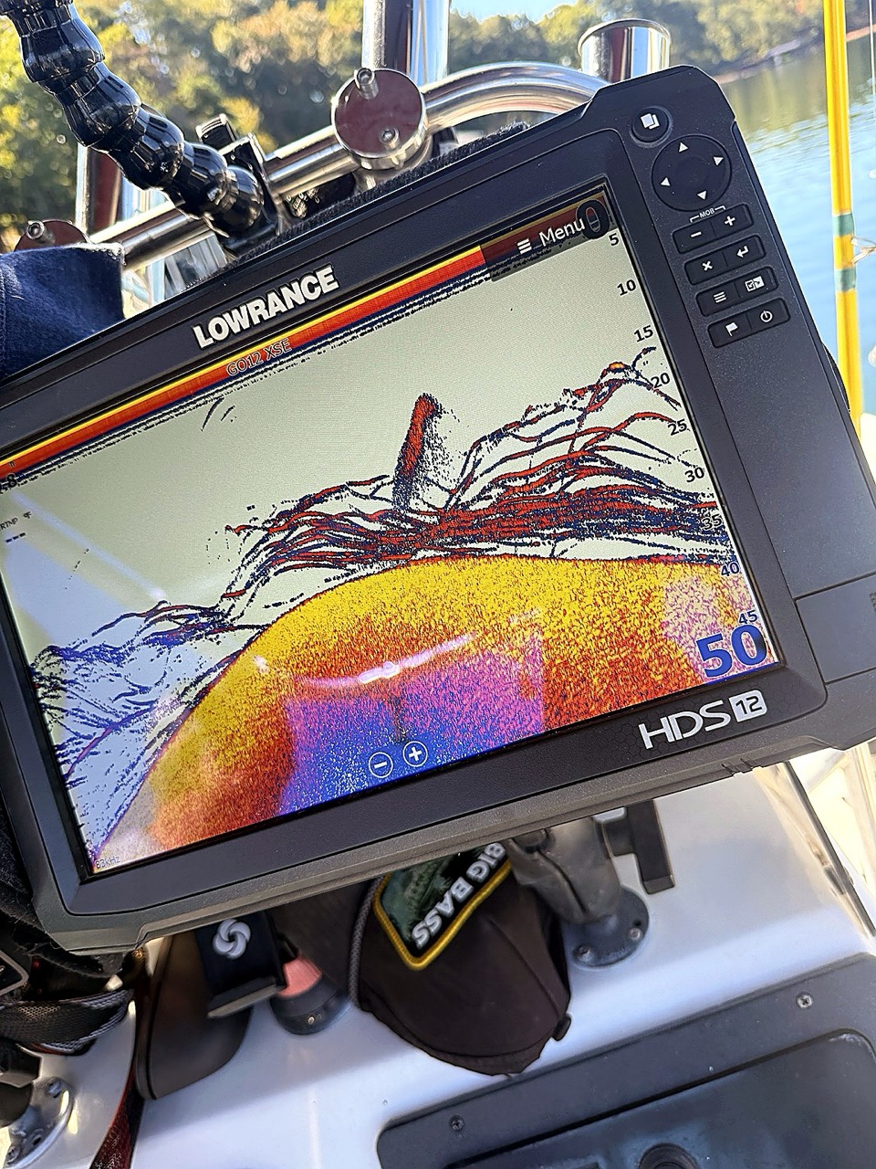 Lake Lanier Striper Fishing Report – October 20, 2026 Lowrance sonar showing striped bass and bait between 20 and 40 feet on Lake Lanier